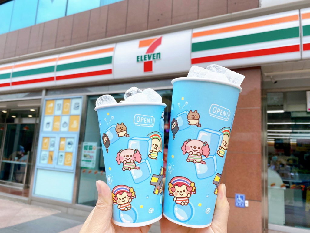 7-ELEVEN門市推出「OPEN!冰塊杯」特大杯規格，杯身皆採OPEN!家族充滿涼夏感的全新設計，其中導入製冰機的500家限定門市，加碼提供限...