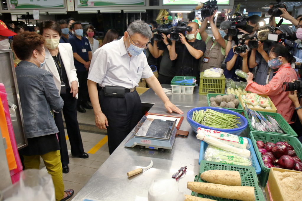 柯文哲市長巡視環南市場得獎攤商