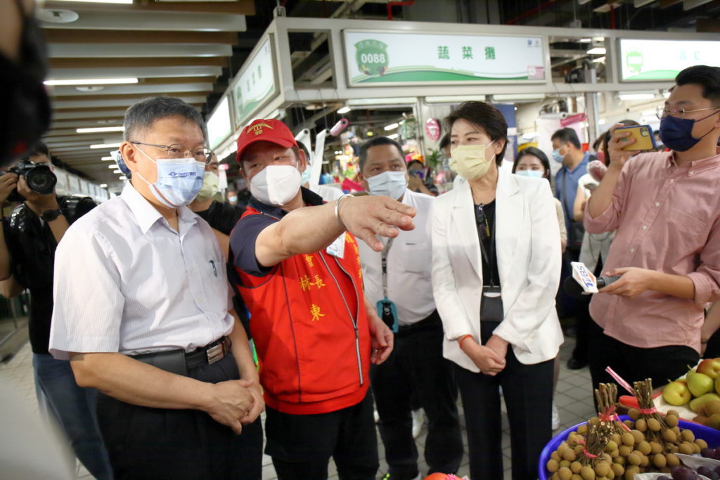 柯文哲市長巡視環南市場得獎攤商