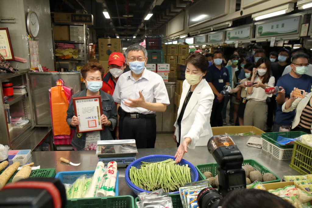 柯文哲市長與環南市場得獎攤商合照