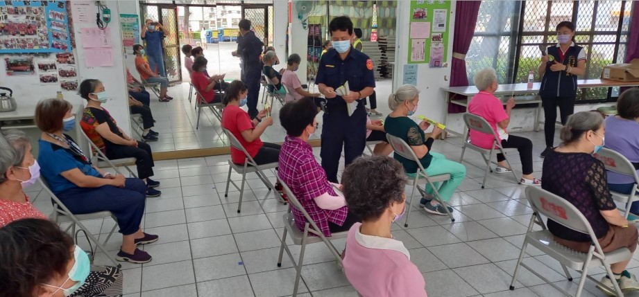▲中市警配合交通部路老師,舉辦高齡者交通安全宣導活動 (圖/台中市警察局 提供)