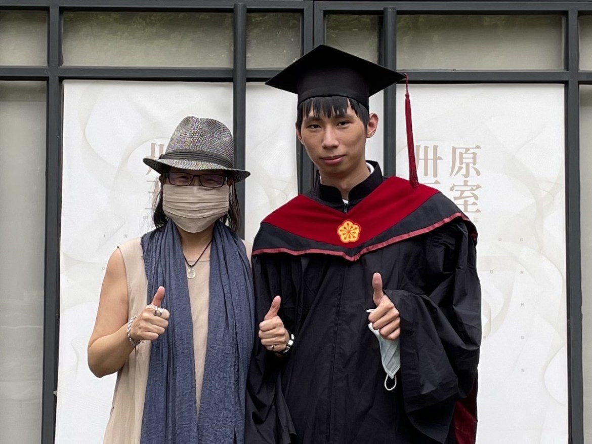 中原大學設計學院屢傳捷報 林泰安獲德國iF設計新秀獎肯定 21 02 中原室設林泰安右感謝指導教授倪晶瑋左,讓他看見設計中更寬廣的面向。