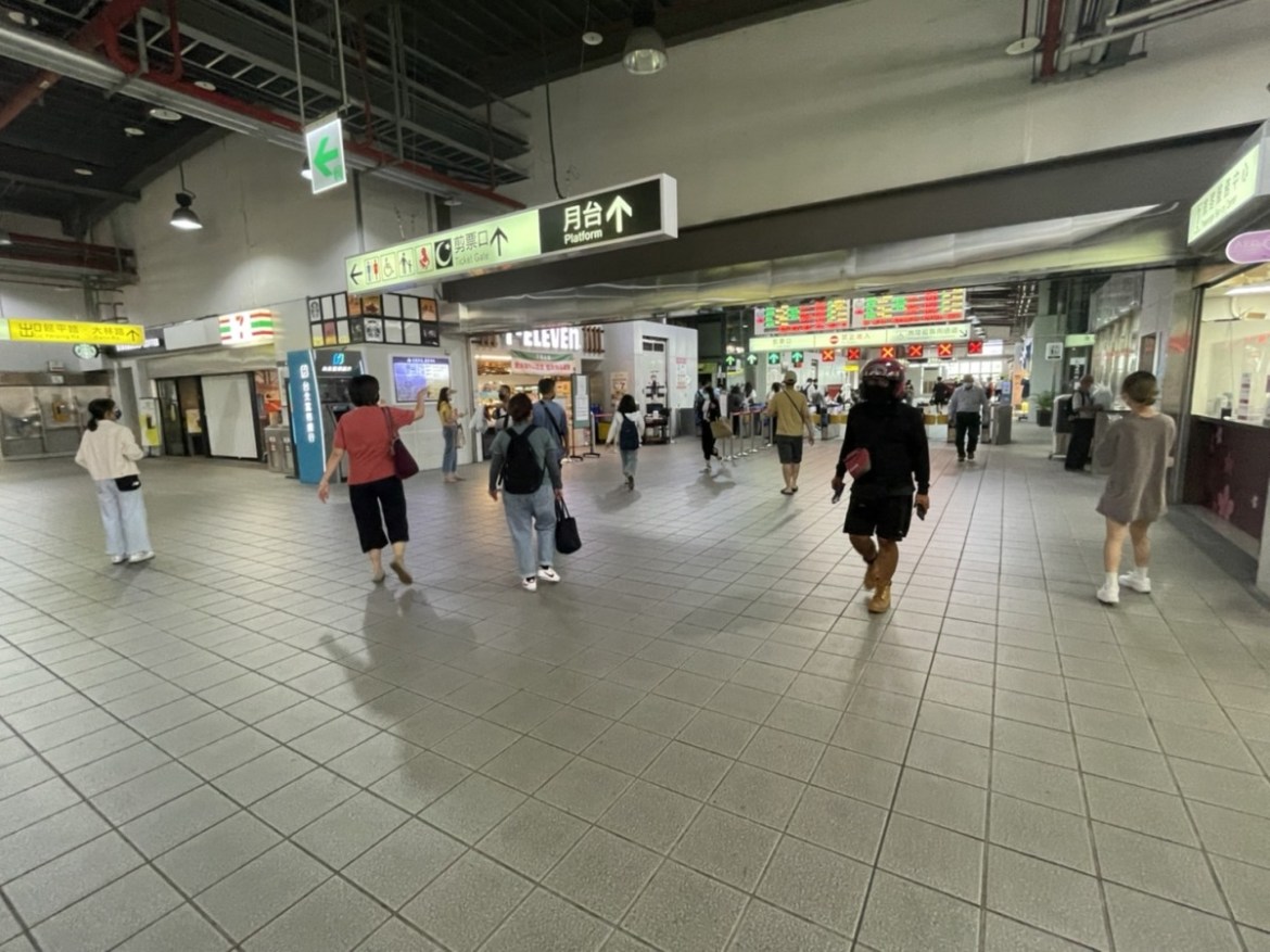 冷氣故障要修200天 賴香伶諷桃園火車站宛如蒸籠 24 S 62038097