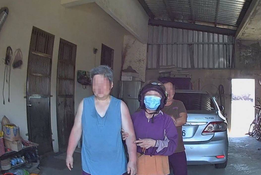 失智婦眼神渙散要水喝 大園警過濾近百筆資料查身分 21 156823