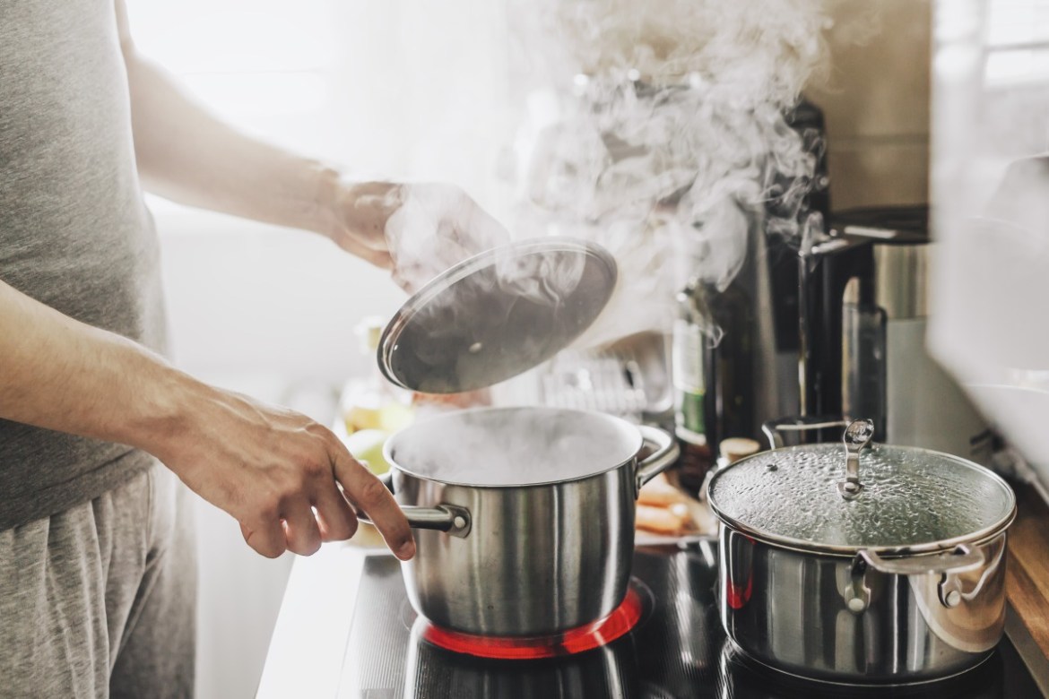 桃園勞動局開辦移工學苑 免費學中英會話、台灣小吃烹飪 23 young man cooking fresh food home opening lid steaming pot