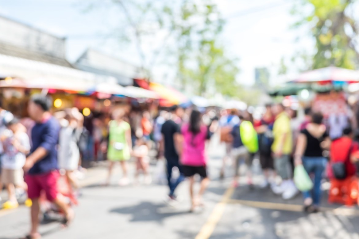 桃園市集振興系列活動開跑 邀您一同迺夜市、拿買菜金 17 blurred background people shopping market fair sunny day blur background with bokeh