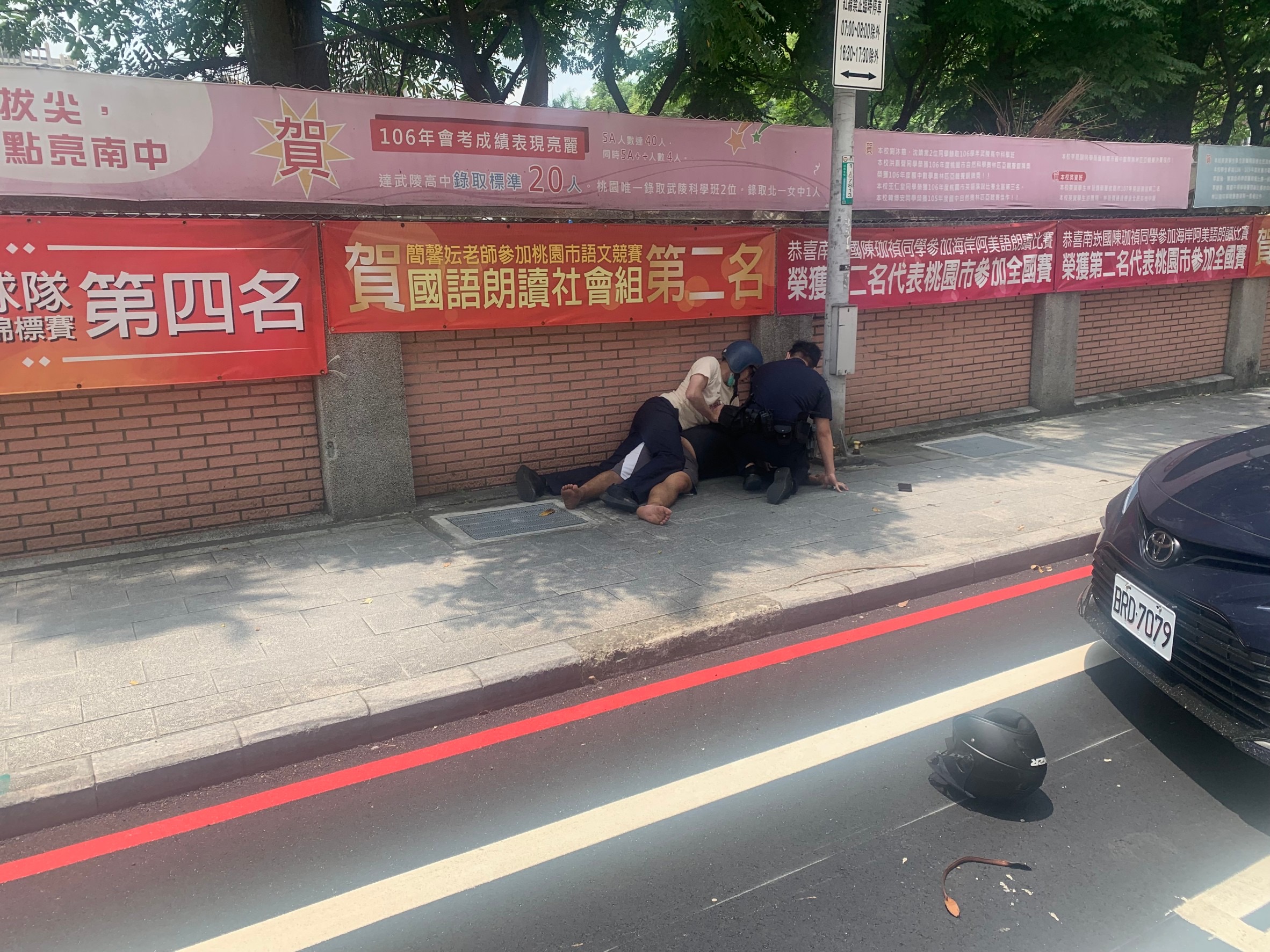 圖片說明：蘆竹分局識破騙術並當場逮捕詐騙車手。（記者宋紹誠翻攝）