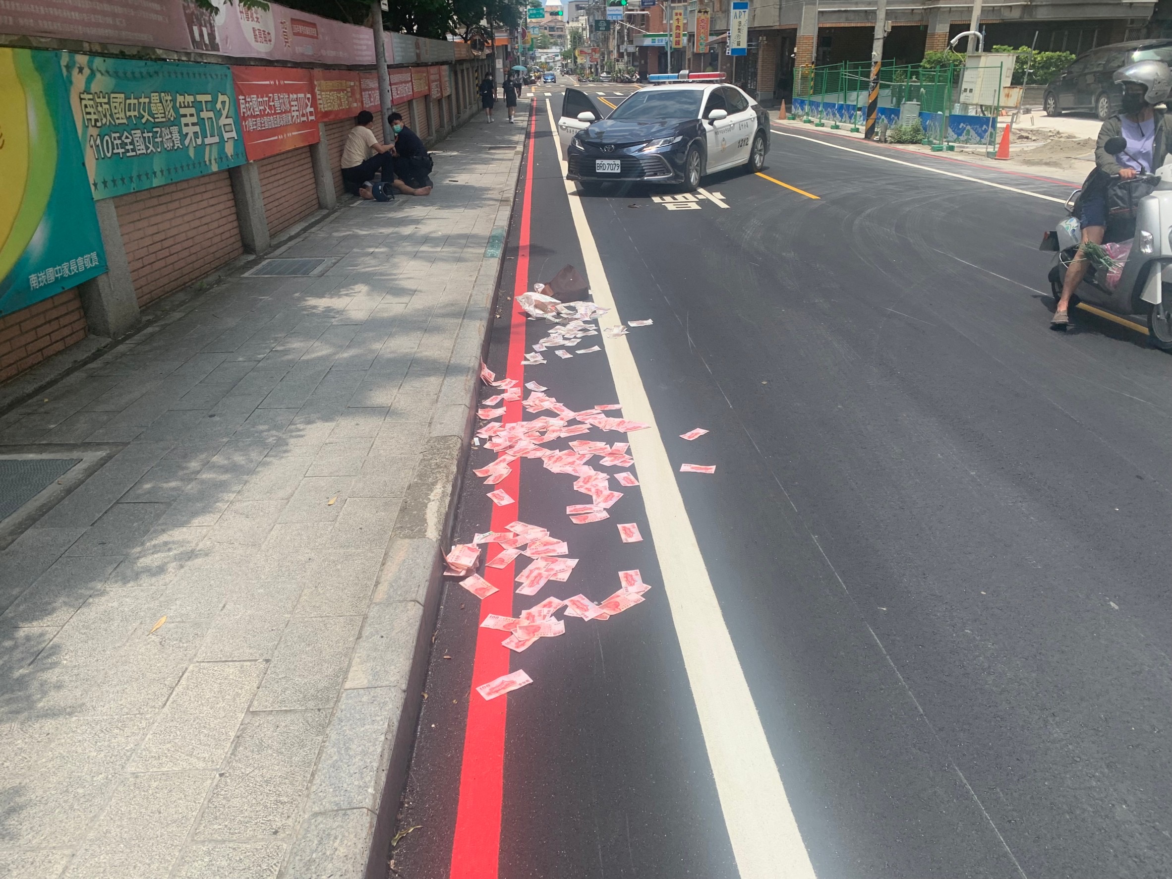 圖片說明：嫌犯遭逮贓款散落一地。（記者宋紹誠翻攝）