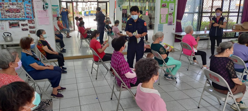圖片說明:為提升高齡者交通安全觀念,中市警局交通警察大隊首度配合交通部路老師林滿小姐,於日前至太平區宜佳里活動中心進行交安宣導活動。(記者林㤈輝翻攝)