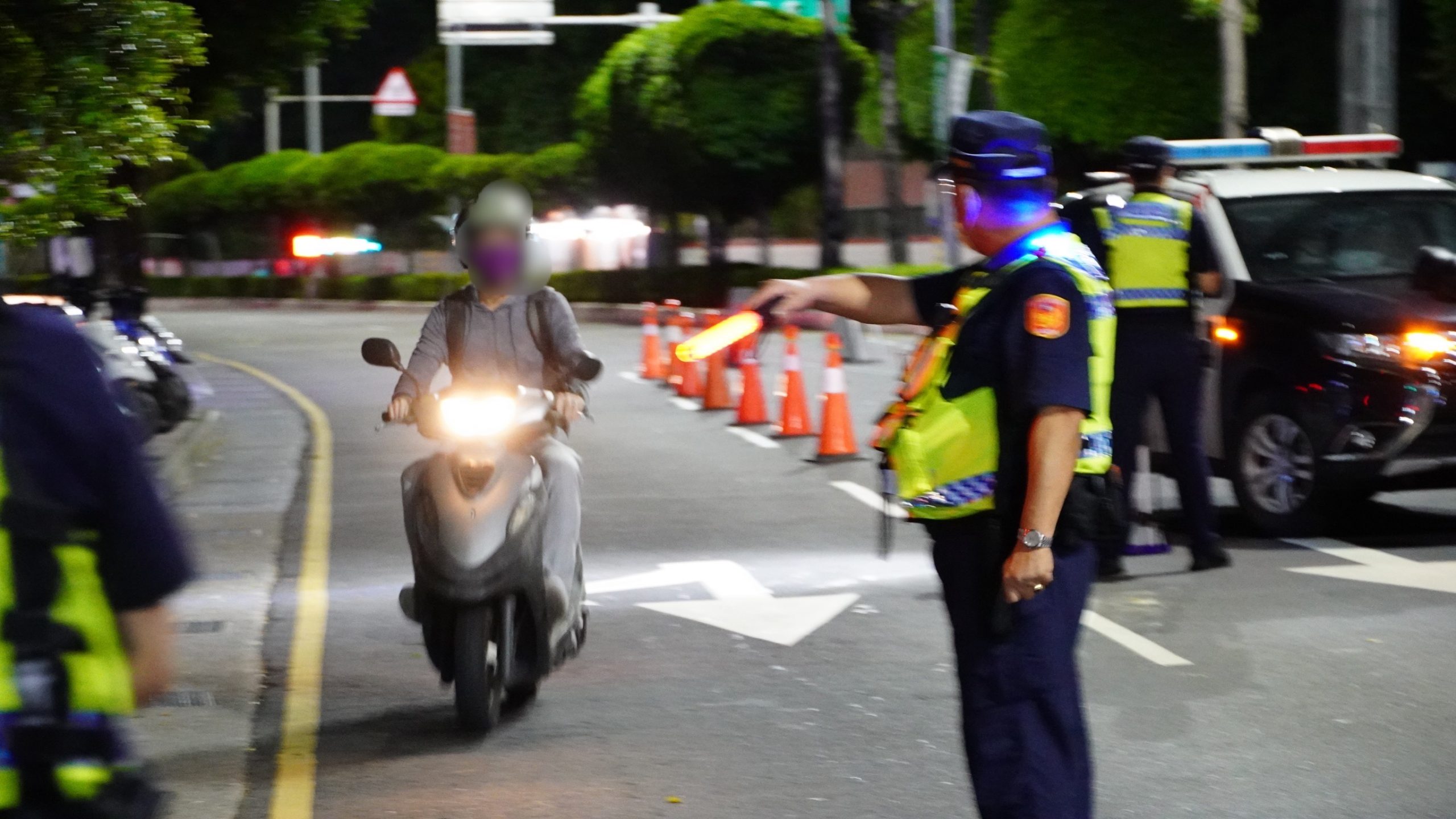 圖片說明:新莊警分局為防制酒後駕車及降低事故發生,於日前執行取締酒駕專案,於主要聯外幹道設置路檢,期能防杜絕酒駕,展現穩定治安之決心。(記者戴昱弘翻攝)