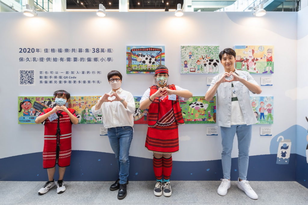 小小藝術家白毓璇及潘冠語與自己的作品合影