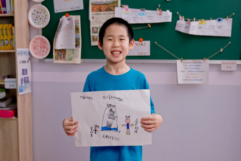 新北市永定國小學生分享牛奶歡樂時光繪圖成果。
