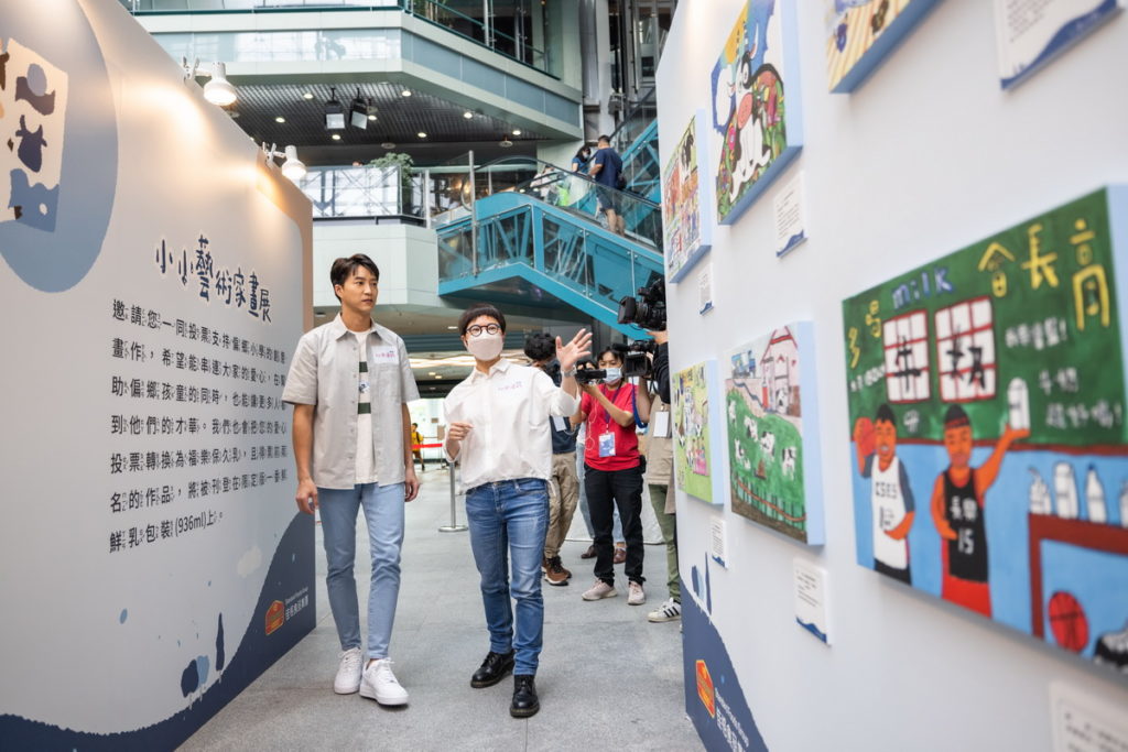 江宏傑與佳格食品CSR推動小組暨媒體發言人王馨敏觀賞以愛灌鈣成果畫展