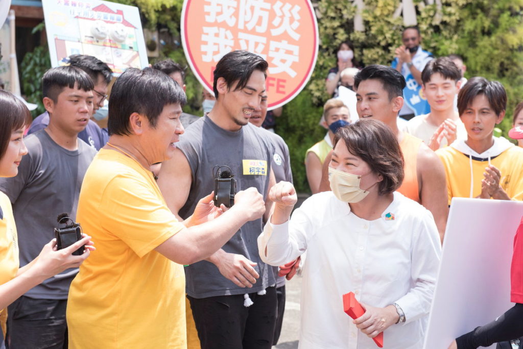 市長與《綜藝大集合》團隊互動