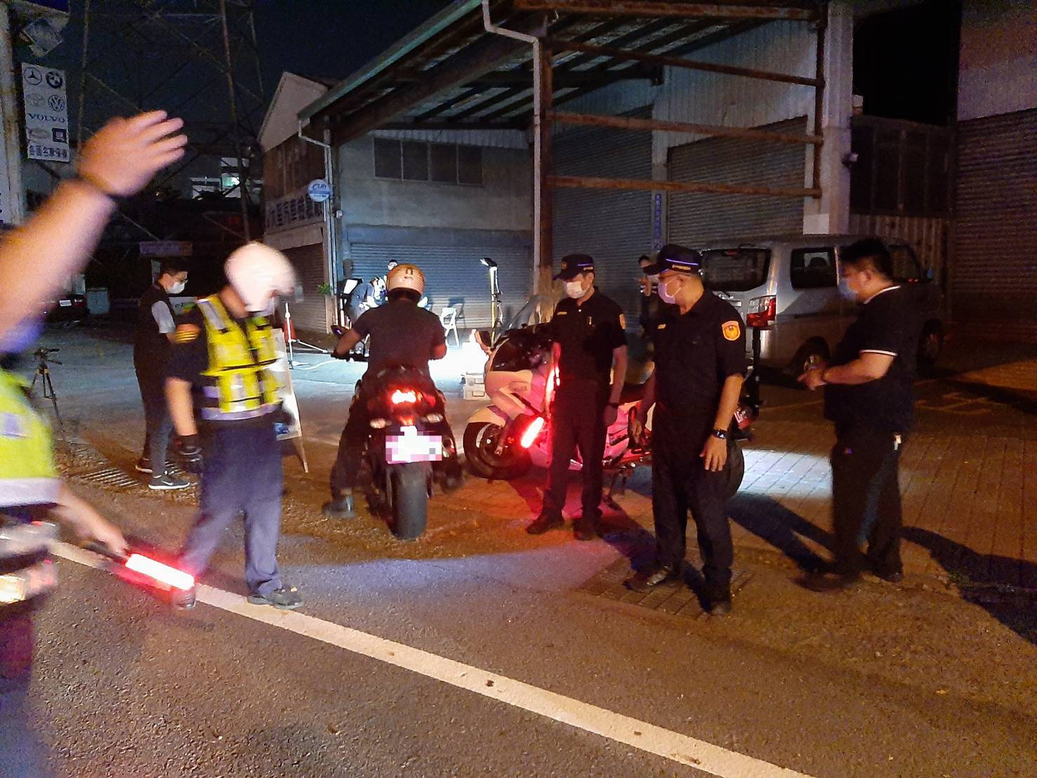 ▲警方於道路上攔查行駛噪音過大車輛,至環保局檢測站受檢 (圖/台中霧峰分局 提供)