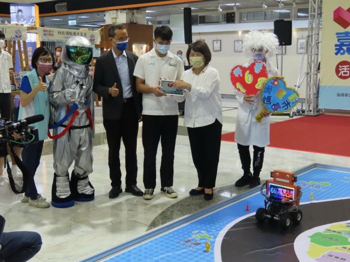 嘉市「愛科學168.嘉點趣味」市長黃敏惠按啟動鈕