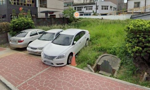 把墓地當停車場 桃園經國、南平路口墓碑被撞斷 26 螢幕擷取畫面 41 e1657768866945