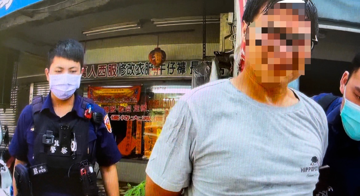 【有片】毒犯馬路上跑給龜山警追 逃百餘公尺後GG了 21 S 18391388
