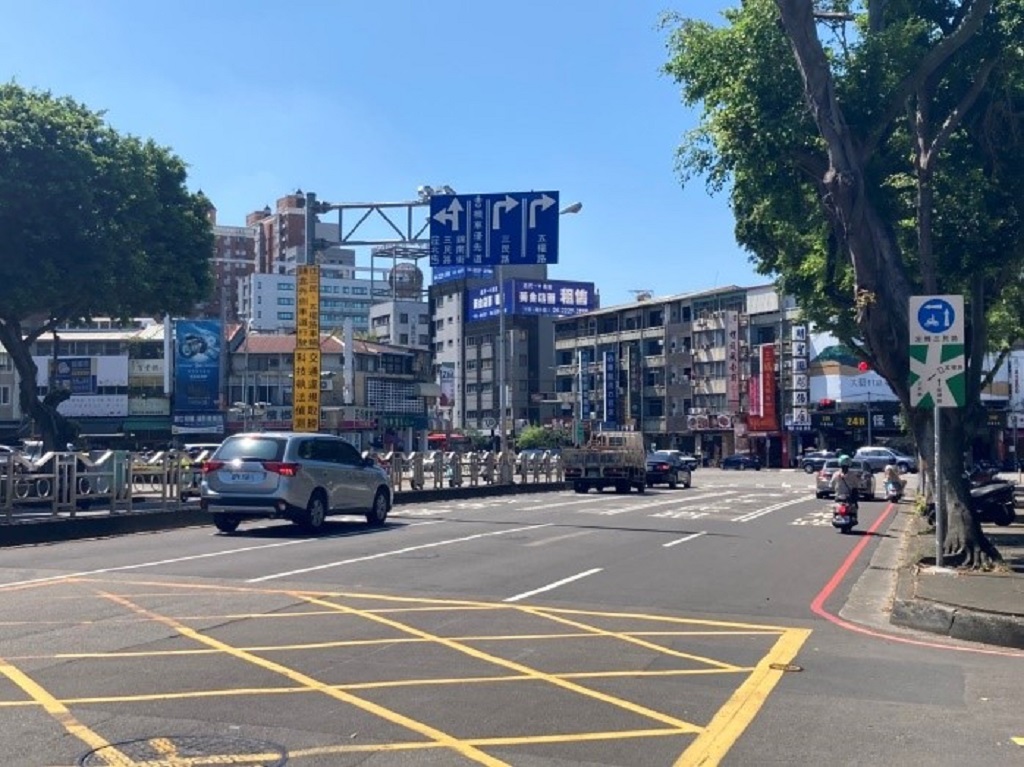 圖片說明：台中市北區五岔路口已將右轉車道由原有1線擴增為2線，並於中間增設「機車優先道」，與右轉汽車做分流。(記者謝榮浤翻攝) 