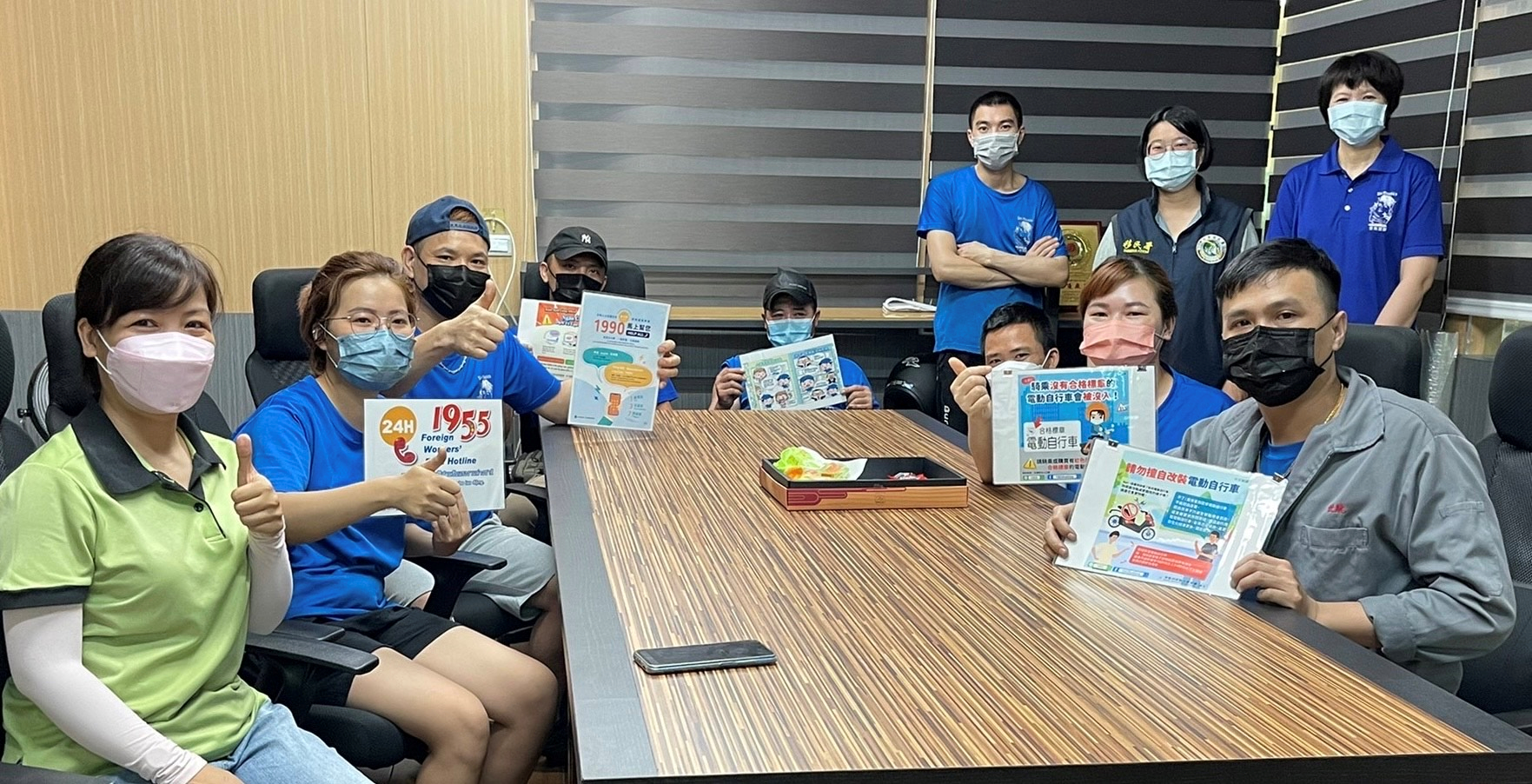 圖片說明:移民署進入後湖工業區為移工服務宣導重要法令。(記者劉治強攝)