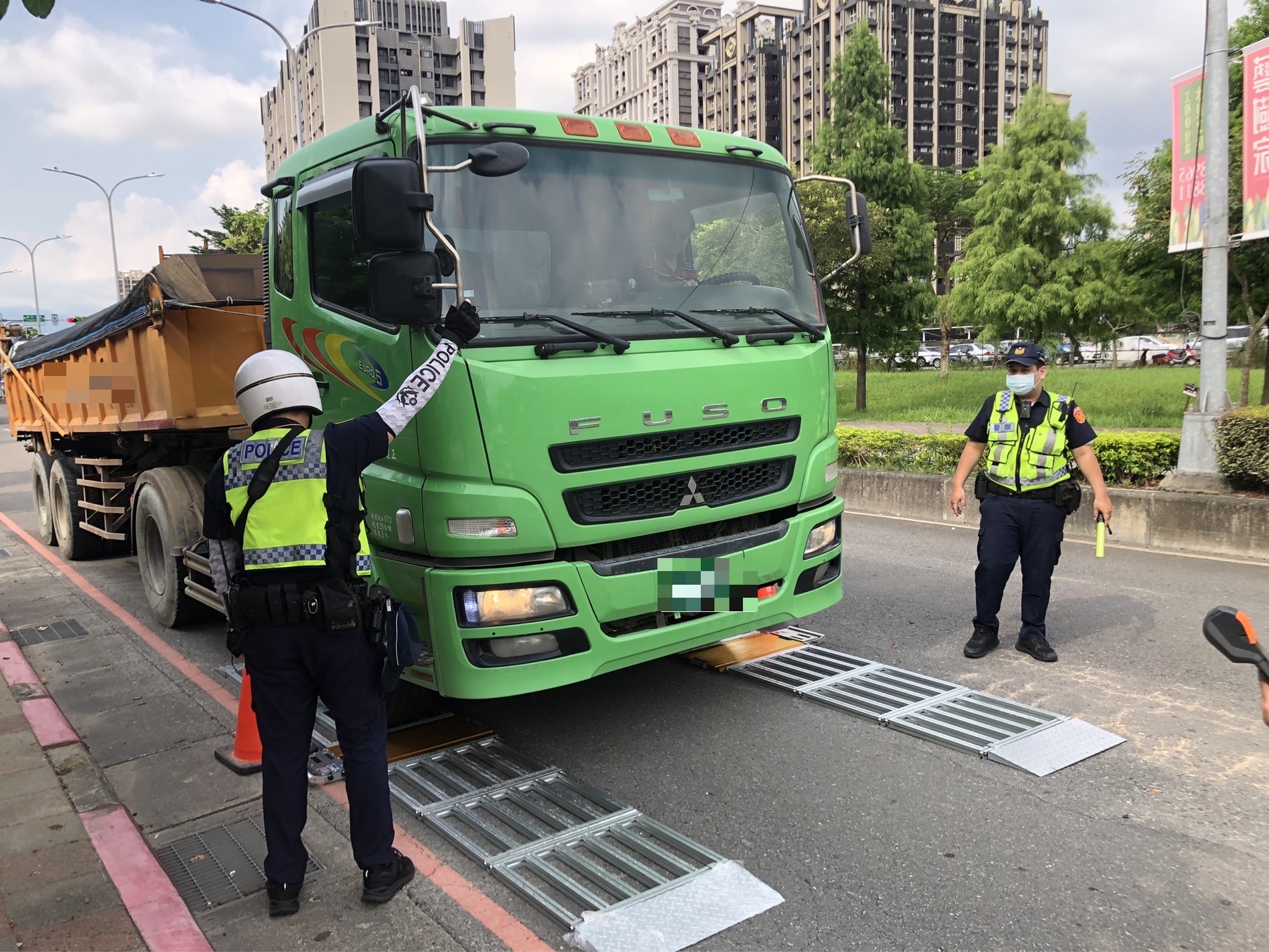 圖片說明:板橋分局為了遏止轄內大型車輛違規超載,於昨日在板橋區板城路1000號(新北果菜市場前)配合活動地磅租賃廠商執行取締砂石大貨車超載勤務。(記者戴昱弘翻攝)