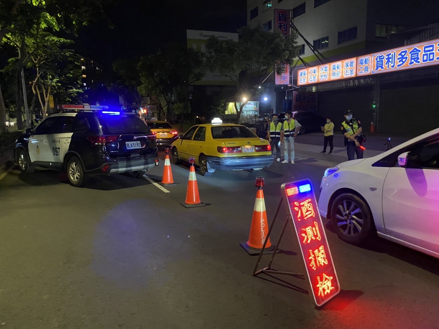 圖片說明:樹林警於暑假期間,強力宣導及取締酒後駕車。(記者徐煜勝翻攝)