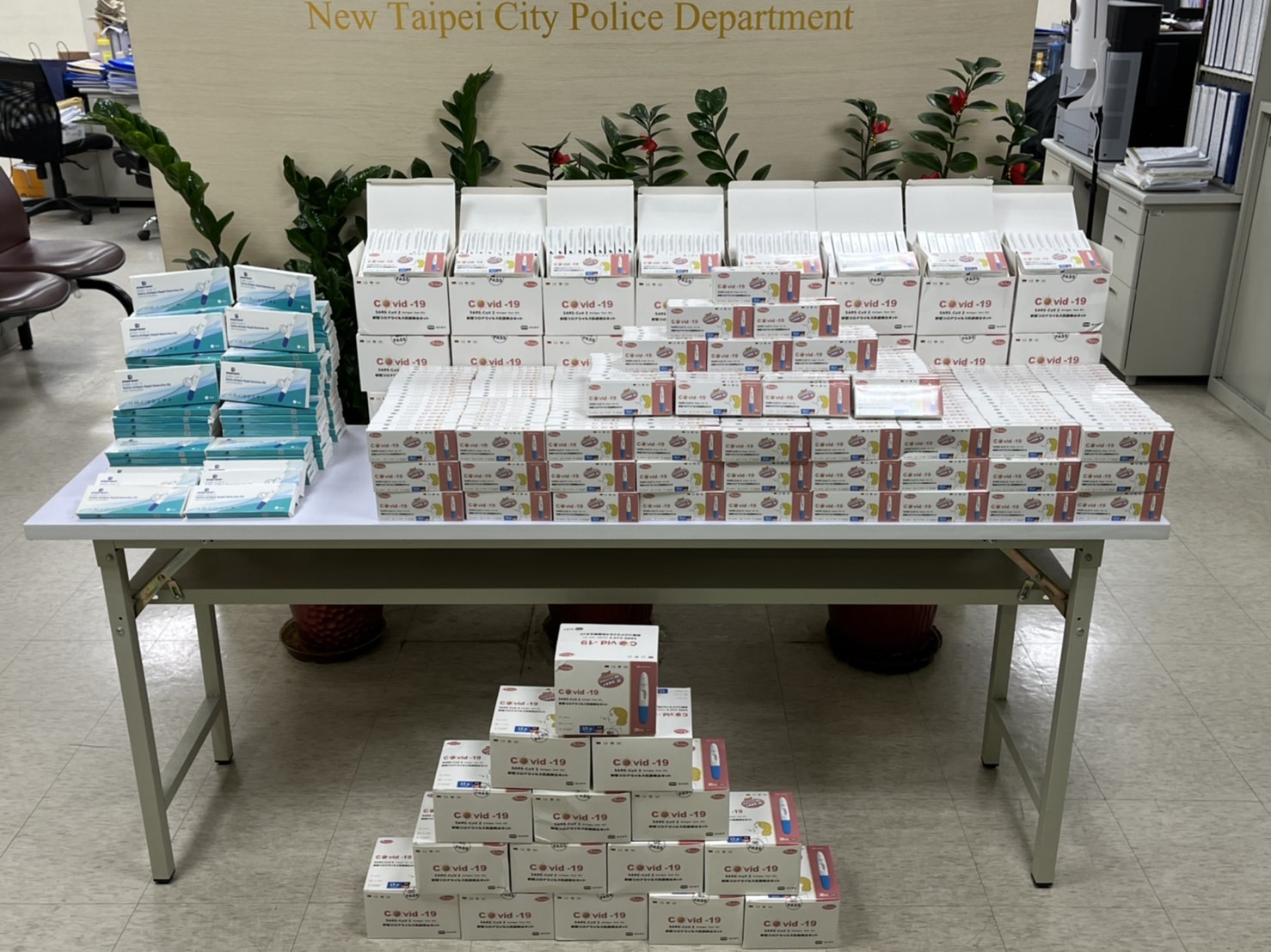 圖片說明:汐止警於網路巡邏發現違法販售快篩試劑,積極查緝,終將犯嫌逮捕到案。(記者徐煜勝翻攝)