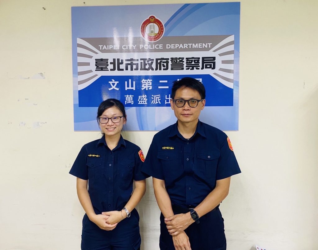 圖片說明: 萬盛所警員陳于真(左)、林志信(右)全程護送4億元新鈔。 (記者宋紹誠翻攝)