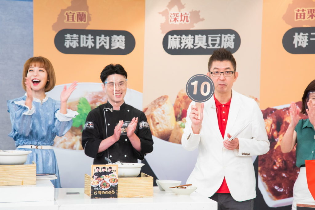 ▲嚴健誠(右1)大推東森農場料理之王調理包第三代「台灣在地美食組」。(圖/東森購物提供)