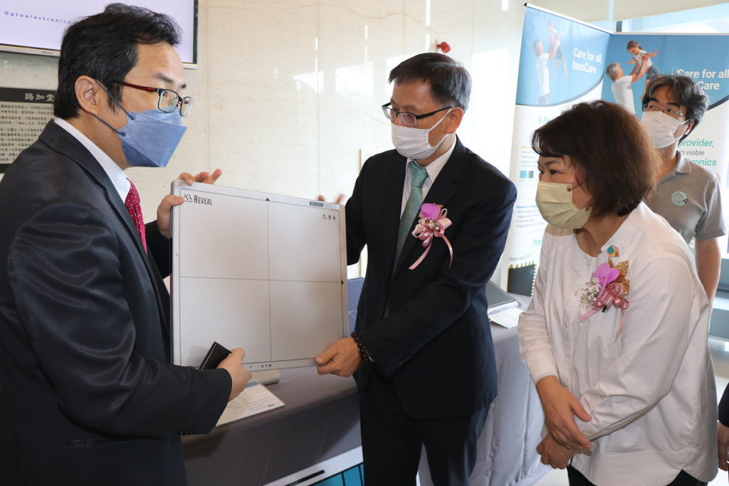 市長參觀睿生光電設備
