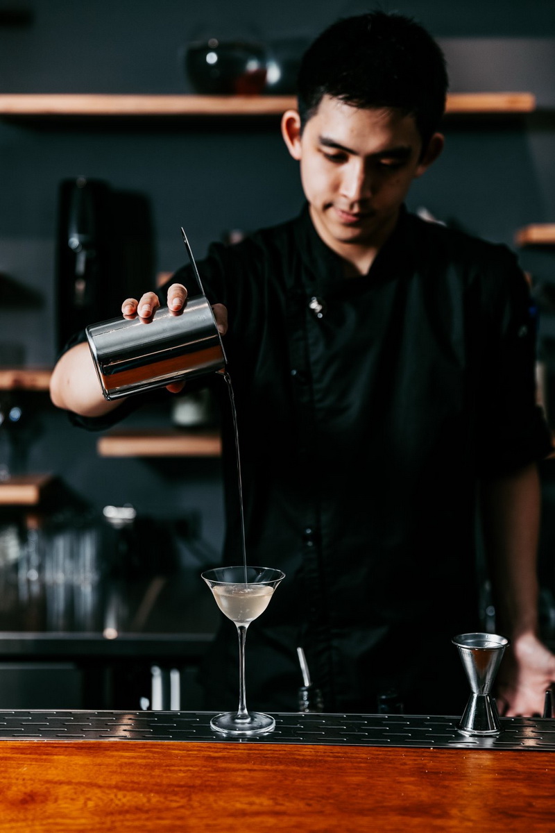 六福萬怡與知名酒吧「無向 Bar Without」合作,8月27日舉辦「茶韻微醺.無向之夜」,首席調酒師高永霈全新設計4款茶調酒,當茶的香韻遇上酒的醇厚,每一杯都令人著迷。(圖/六福旅遊集團)