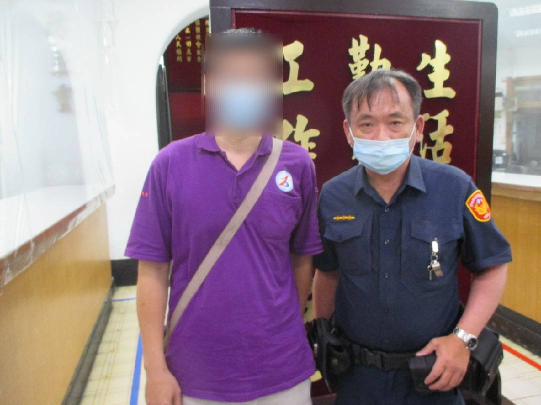 ▲安男無力辦理胞兄後事，在警員林志營協助下獲得多家慈善團體襄助 (圖/台中市警察局 提供)