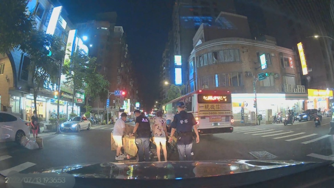 紙箱沒綁好散落一地!蘆竹警民合力撿回收物 24 S 227442702