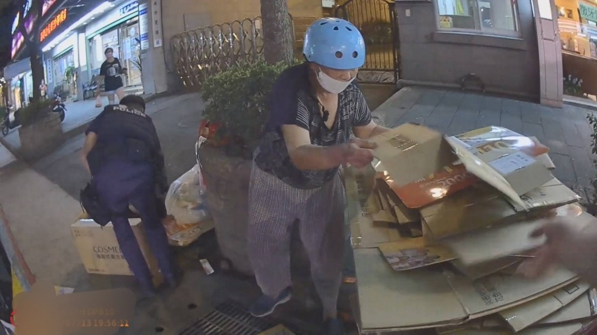 紙箱沒綁好散落一地!蘆竹警民合力撿回收物 25 S 227442708