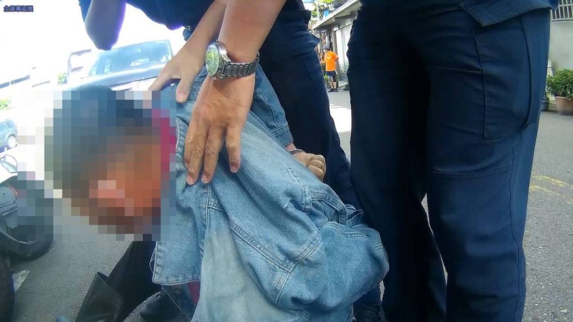 【有片】半路遇查緝藉上班想逃 通緝男拒捕遭警強力壓制 23 S 108634132 scaled