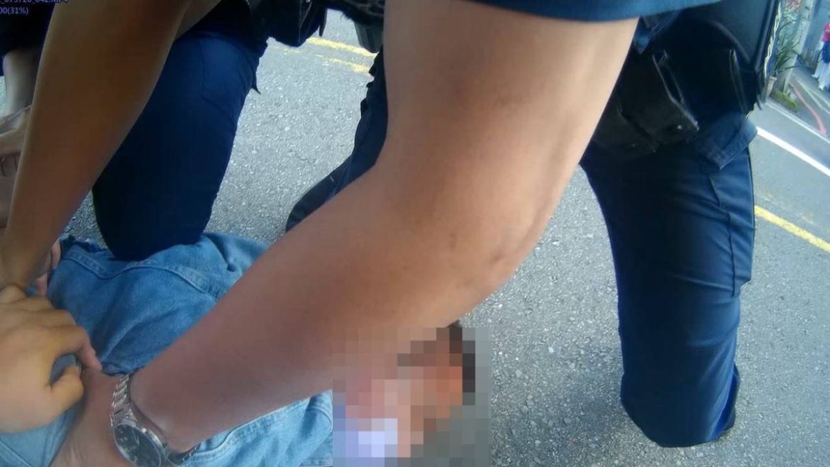 【有片】半路遇查緝藉上班想逃 通緝男拒捕遭警強力壓制 24 S 108634130 scaled