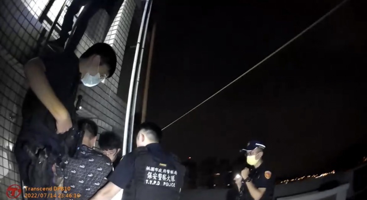 【有片】毒品通緝犯遇警高速逃 藏匿大樓水塔被揪出 22 S 108634137