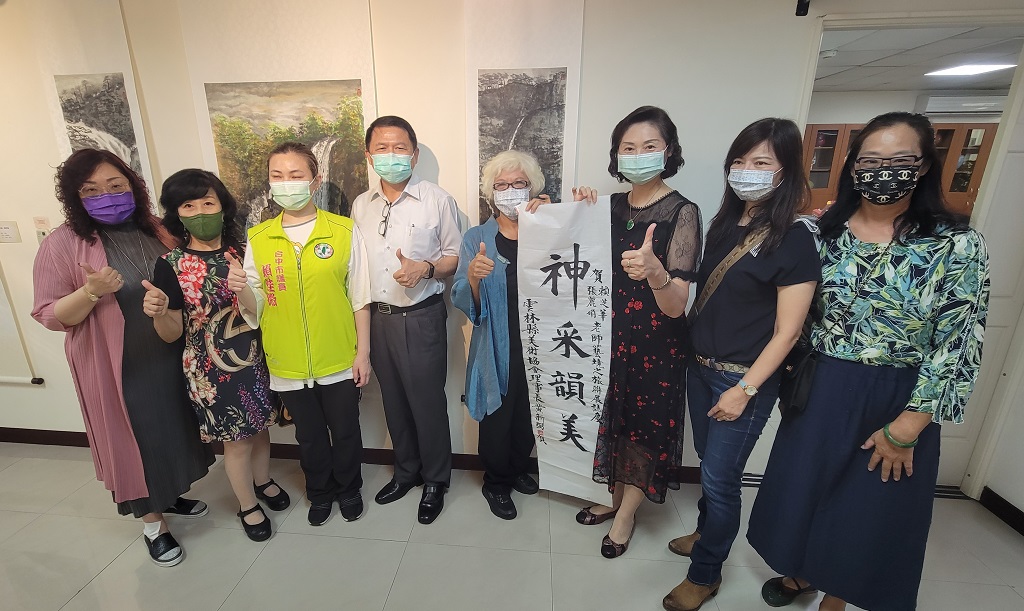 圖片說明:中市警二分局邀請新興畫家賴芝華、張麗娟老師於文藝長廊推出「藝境之旅」聯展。(記者謝榮浤翻攝)