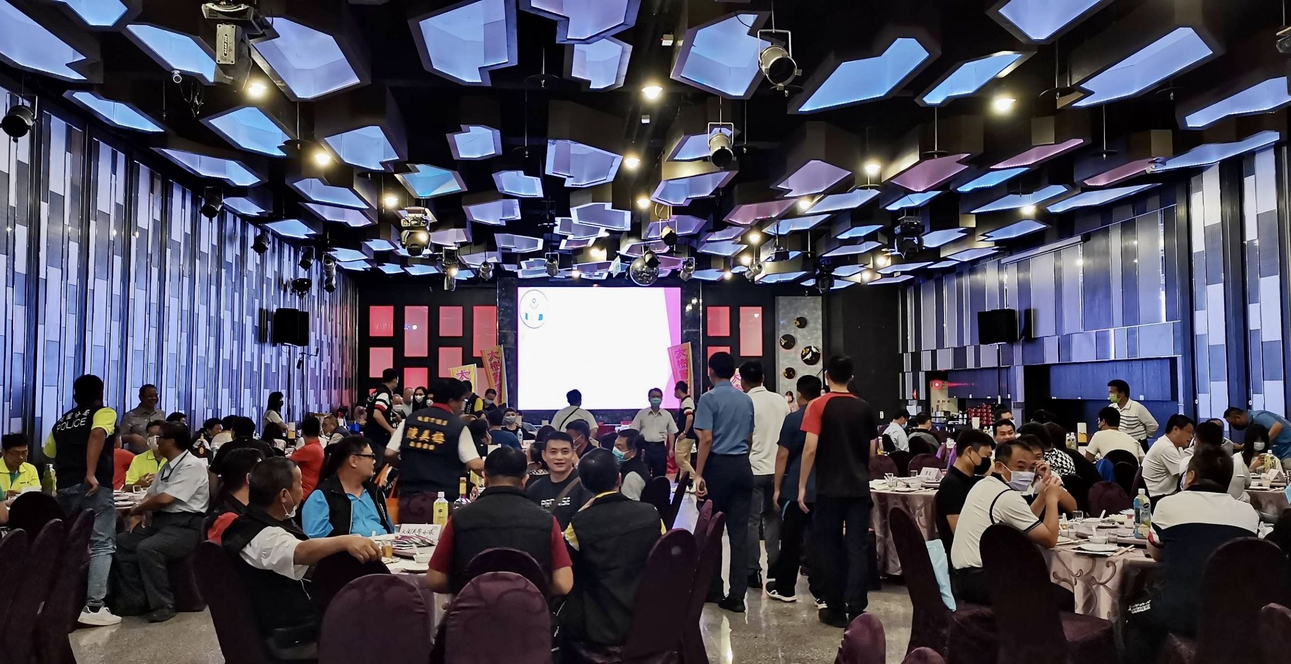 圖片說明:現場高朋滿座、嘉賓雲集,多位民代及地方仕紳皆到場祝賀。(記者趙靜姸攝)