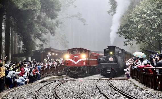 阿里山神木車站今啟用　蒸汽火車與柴油機關車同框