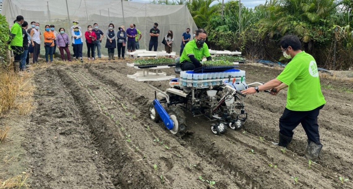 聰明種菜搶先「機」 高市推蔬菜機械種植合作示範區 三省新農人快把握良機!
