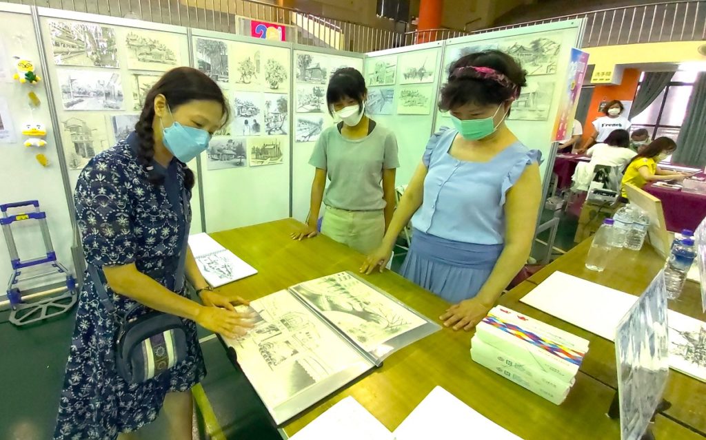 五權社大舉辦成果展!其中「城市速寫 手繪台中舊城」課程學員楊淑貞分享她到台中舊城寫生作品。(圖/陳惠玲攝影)