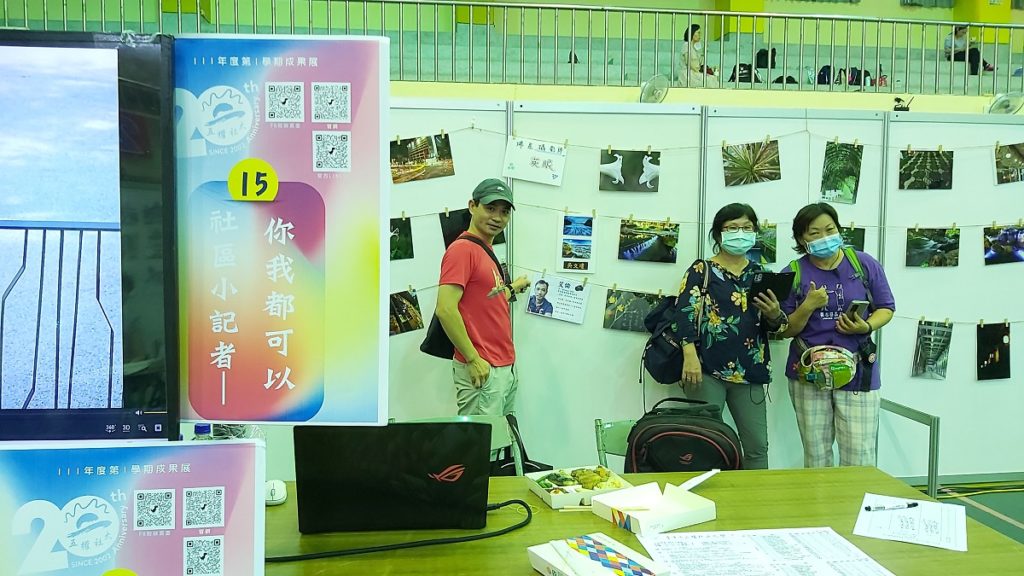 五權社大「i拍片社團」其中成員是攝影班學員,現場展出攝影作品。(圖/陳惠玲攝影)
