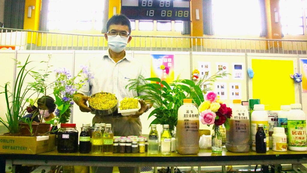 張騰維老師教授學員如何使用資材種植有機蔬菜,還有利用果皮或香草植物如何製成的精油、洗劑、防蚊用品,他手上是指導學員如何孵豆芽的成品。(圖/陳惠玲攝影)