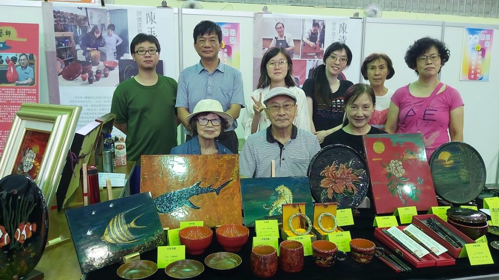 陳清輝老師(前排左二)與學員合影,她的女兒(前排左三)今年也成為五權社大的漆藝老師。(圖/陳惠玲攝影)