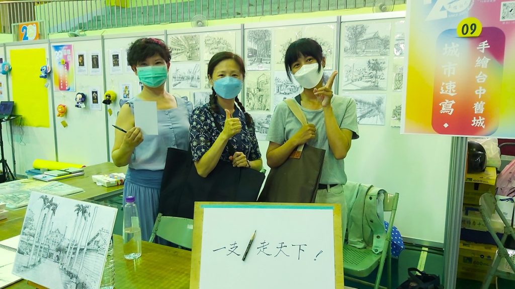 「城市速寫 手繪台中舊城」課程學員楊淑貞(中)三位學員分享學習快樂。(圖/陳惠玲攝影)