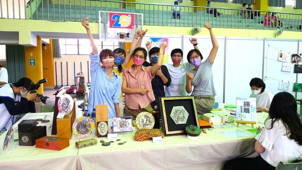 〈輕鬆學錫雕〉黃淑蘭老師(左三)和學員為成果展一起歡呼合影。(圖/陳惠玲攝影)