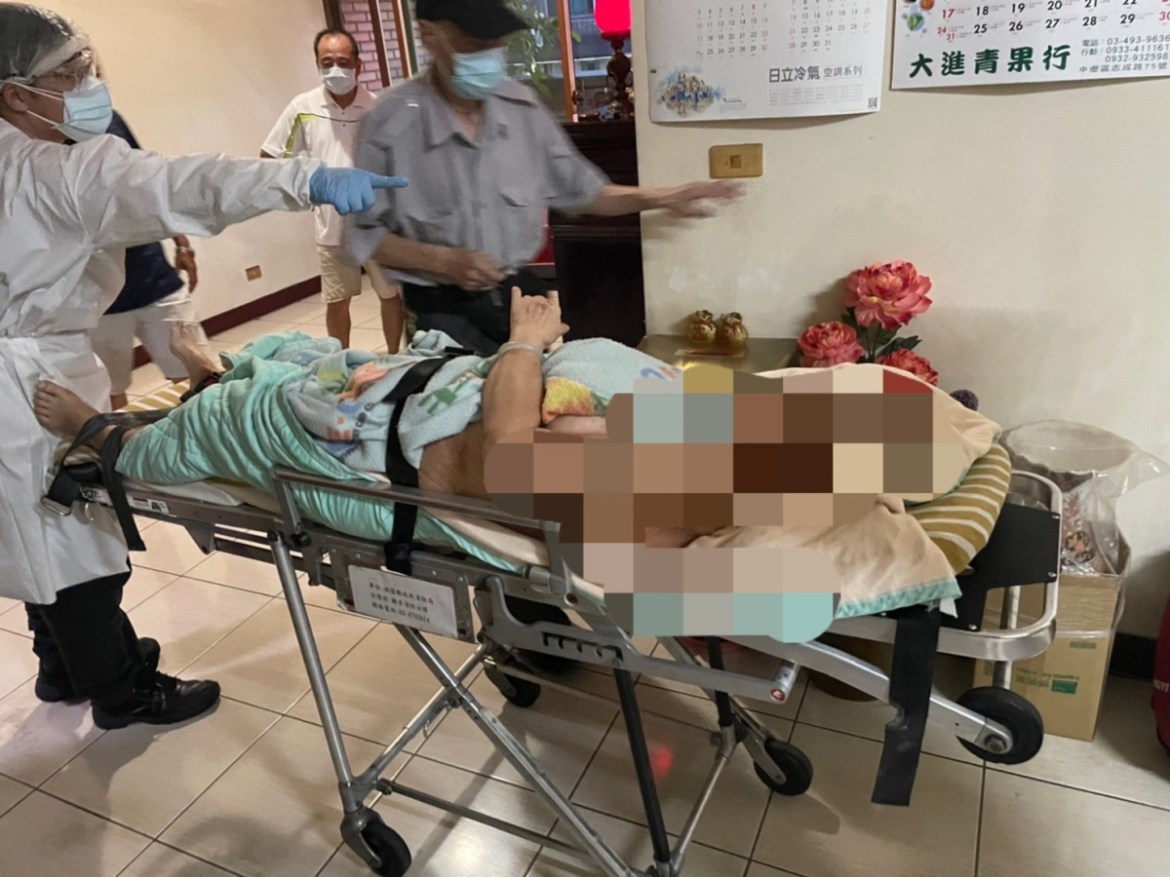 7旬獨居老婦連日未出門 鄰居驚覺不對勁報警即時獲救 19 S 227450884