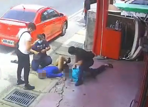【有片】兌幣機大盜辣椒水噴警拒捕 壢警淚流忍痛制伏 24 S 12443962
