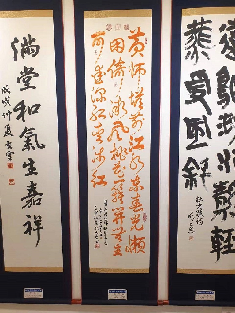 圖片說明:中華霧峰林家宮保第國藝術中心代院長林品陞得獎作品(中)展示於韓國美術館(Korea Gallery)。(記者謝榮浤翻攝)